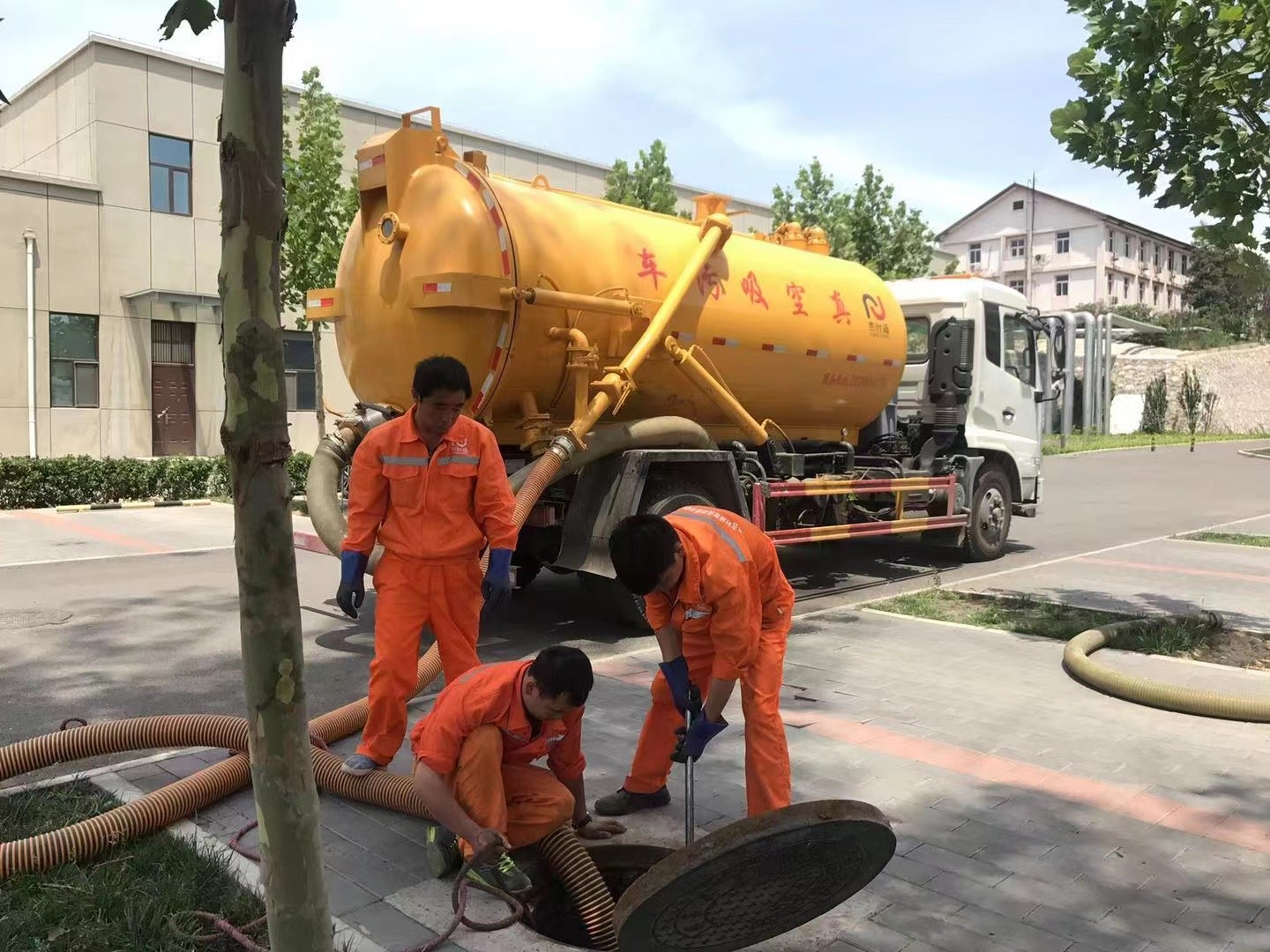 永定管道疏通车停在窨井附近