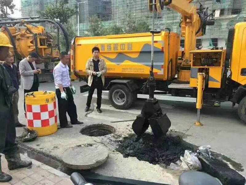永定街道：网格员化身“清道夫”，为民解忧疏通“堵心”化粪池