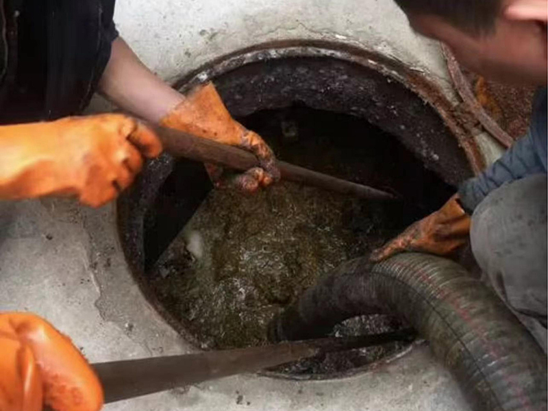 永定清理化粪池时如何避免沼气的危害？